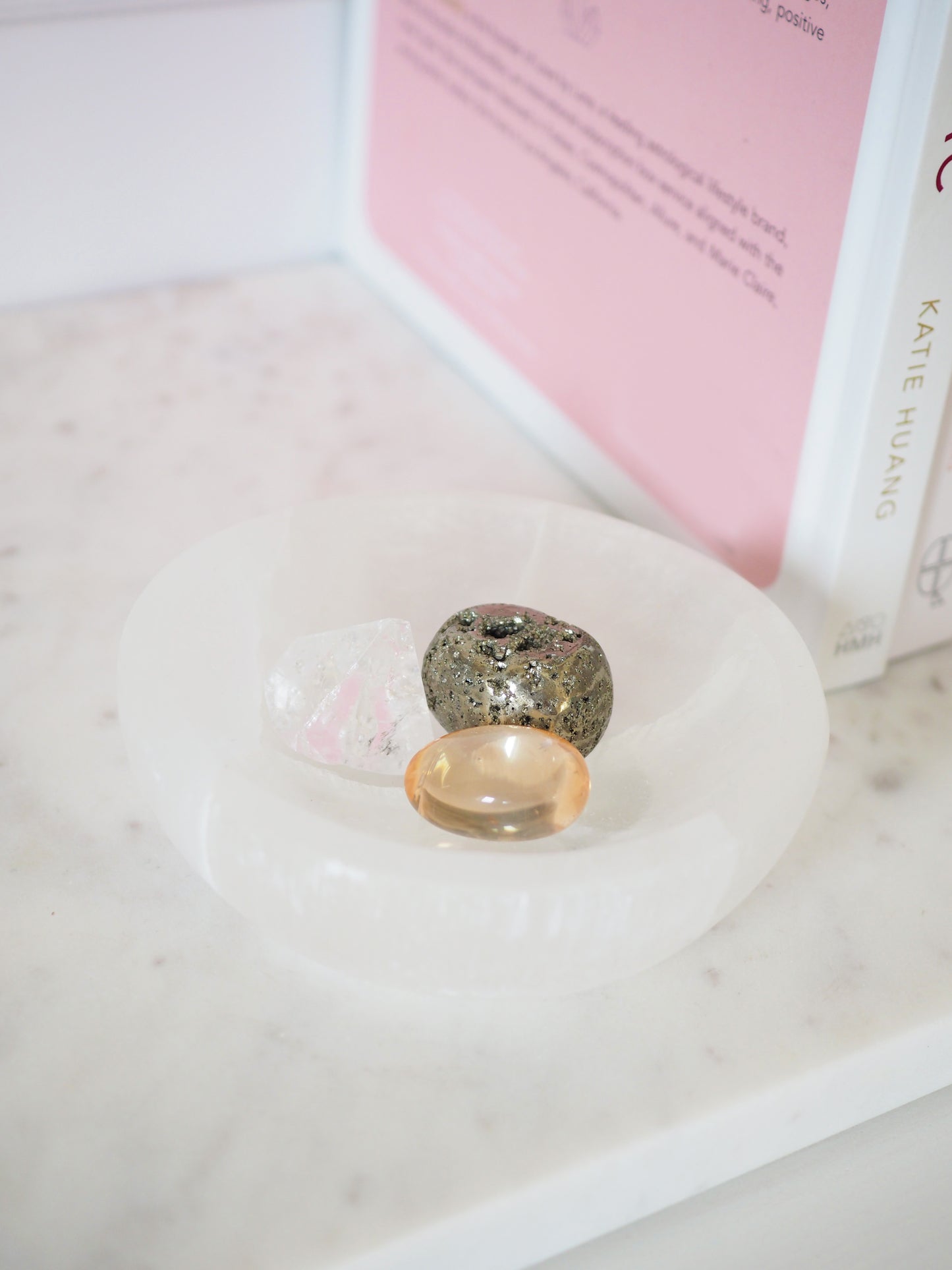 Runde Selenit Edelstein. Kristall Schale . Round Selenit Bowl MEDIUM ca. 10 cm - aus Marokko Handcarved