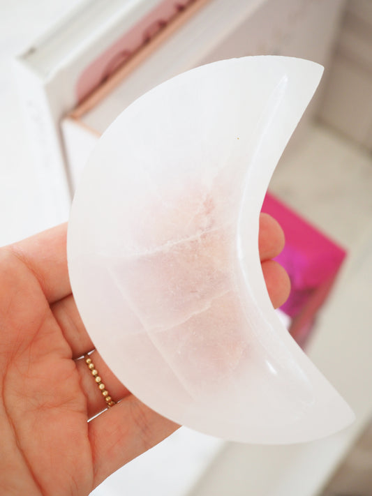 Selenit Mond Edelstein. Kristall Schale . Selenite Moon Bowl ca. 10 cm - aus Marokko Handcarved