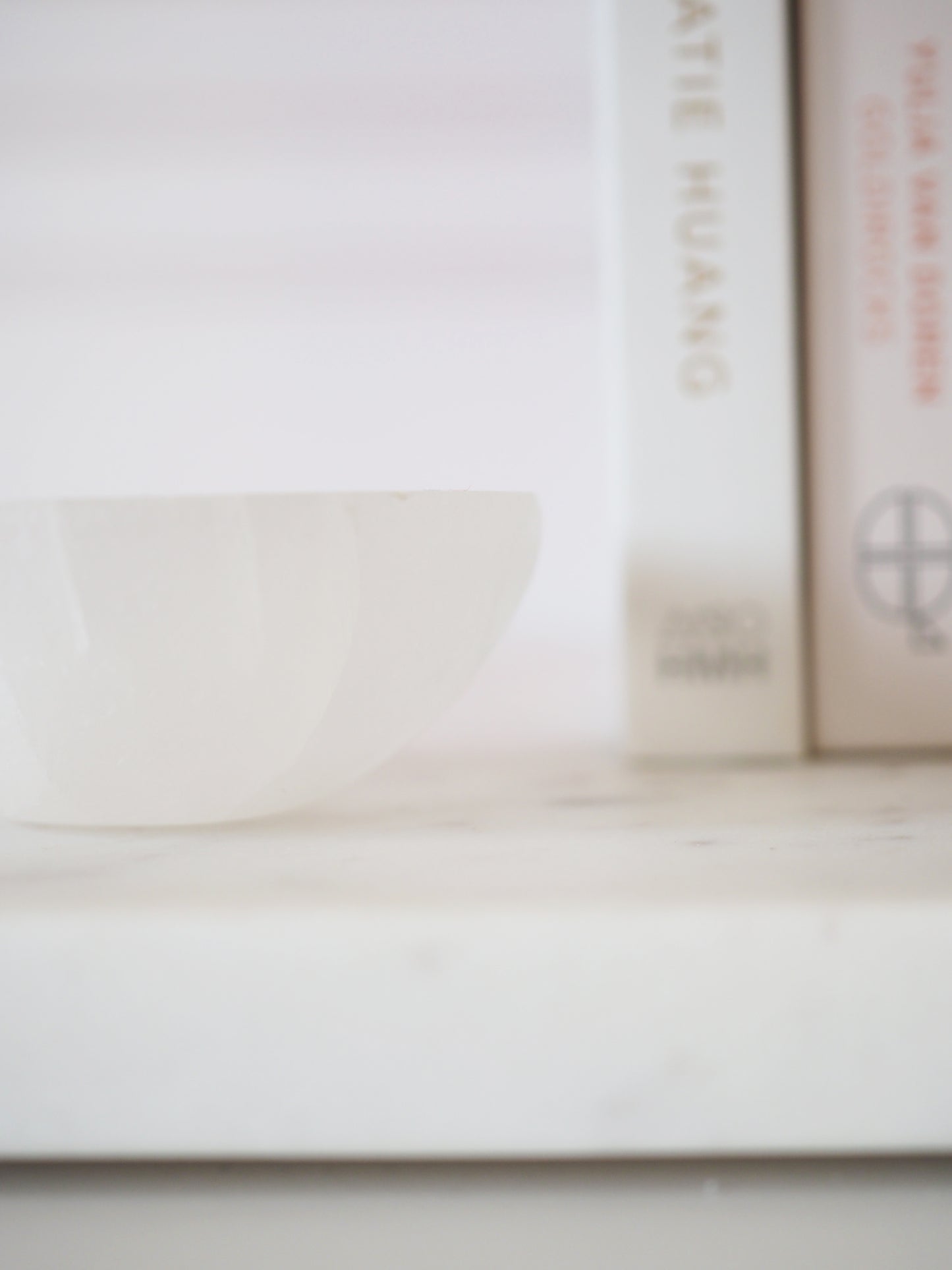 MINI Runde Selenit Schale . XS Round Selenit Bowl ca. 6 cm - aus Marokko Handcarved