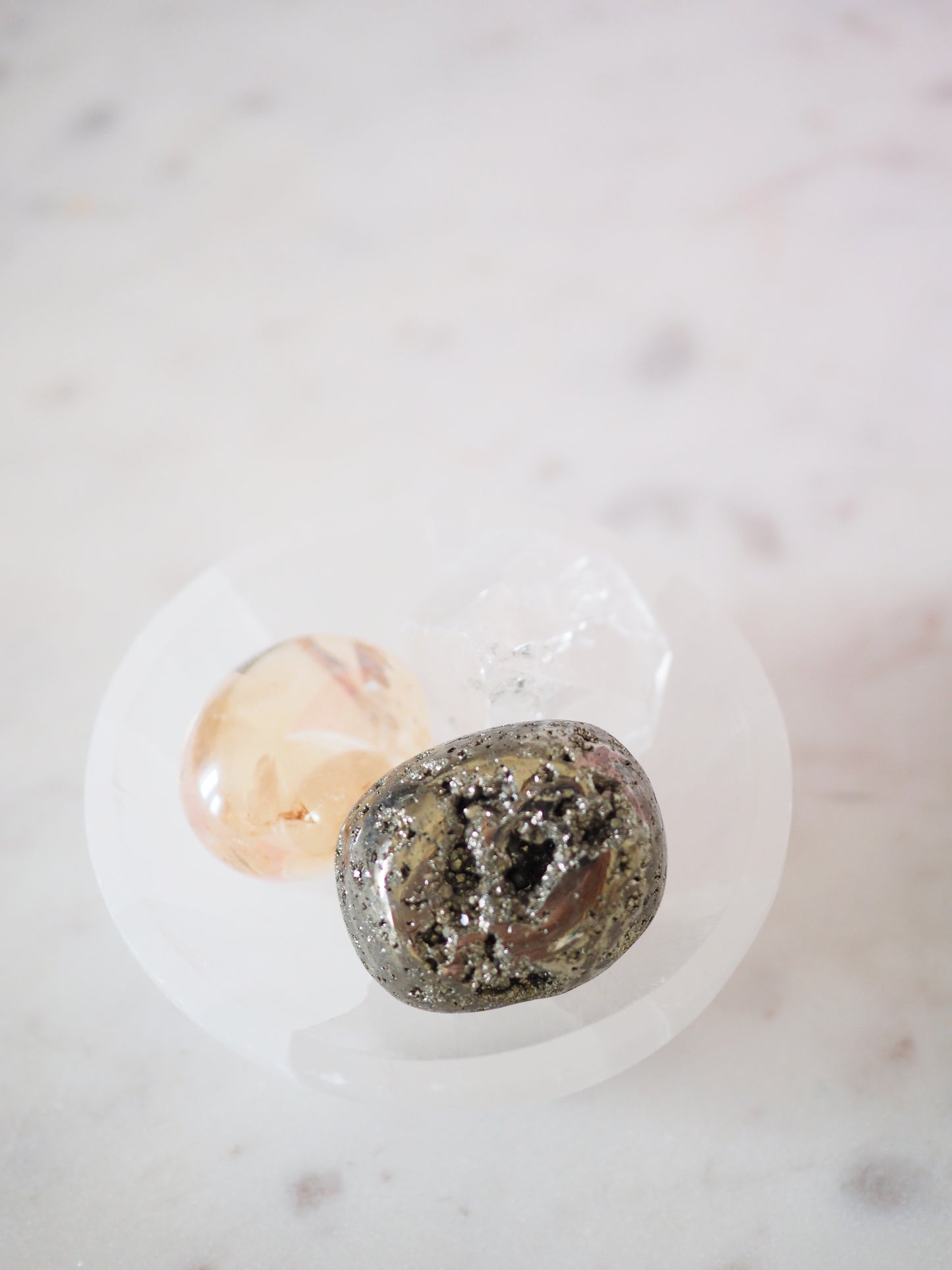 MINI Runde Selenit Edelstein. Kristall Schale . XS Round Selenit Bowl ca. 6 cm - aus Marokko Handcarved