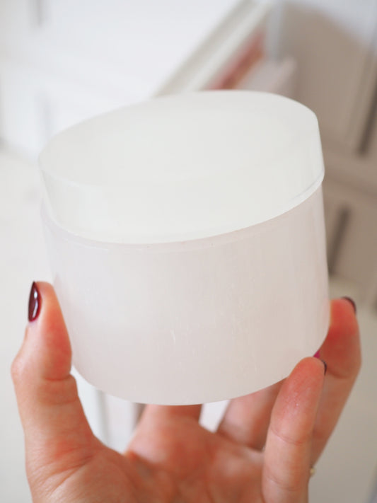 Runde Selenit Box für Trommelsteine. Schmuck & Co. ca. 8.5 x 6.5 cm - aus Marokko Handcarved