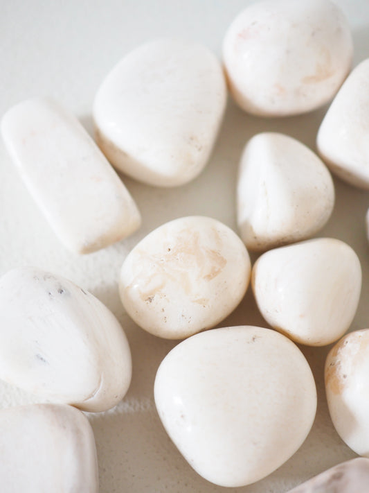 Scolecit Trommel Stein . Scolecite Tumble ca. 2 cm - aus Indien