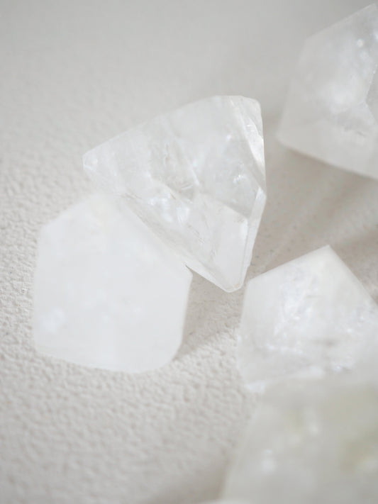 Apophyllit roh Kristall Spitze . Apophylite raw Point ca. 2-3 cm - aus Indien