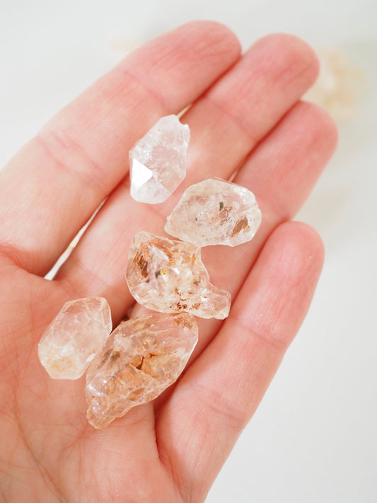 UV reaktiver Glühwürmchen Fenster Quarz mit Petroleum. Enhydro Roh Kristall Spitze ca. 1-2 cm - aus Besalampy Madagascar. Common Quality NEW FIND