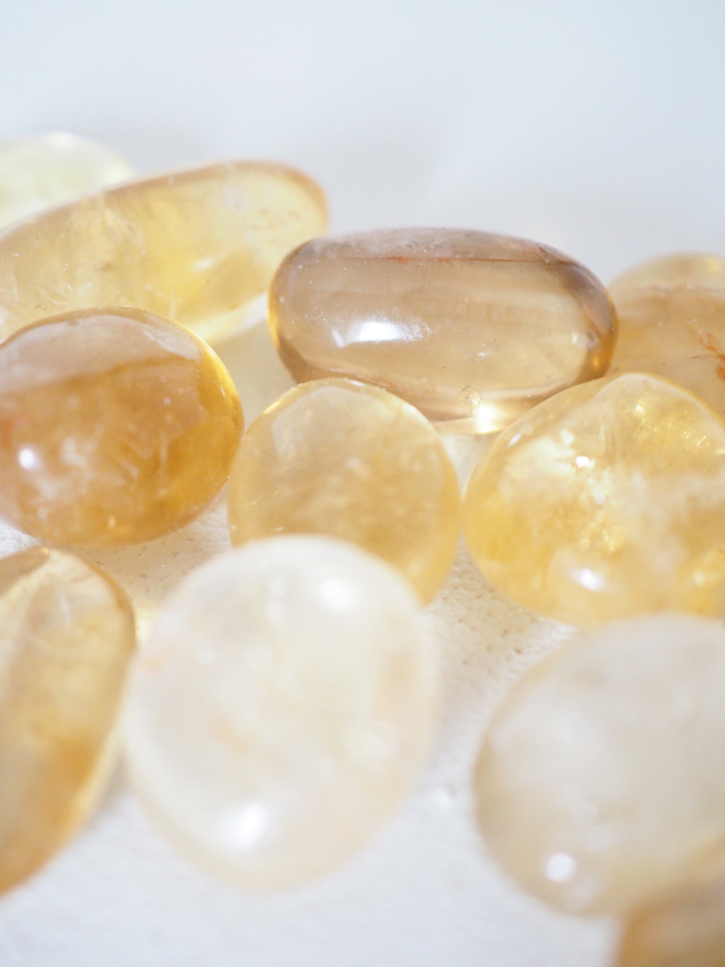 Natürlicher Citrin Trommel Stein . Natural Citrine Tumble ca. 1.5 - 2 cm - aus Madagascar RARE
