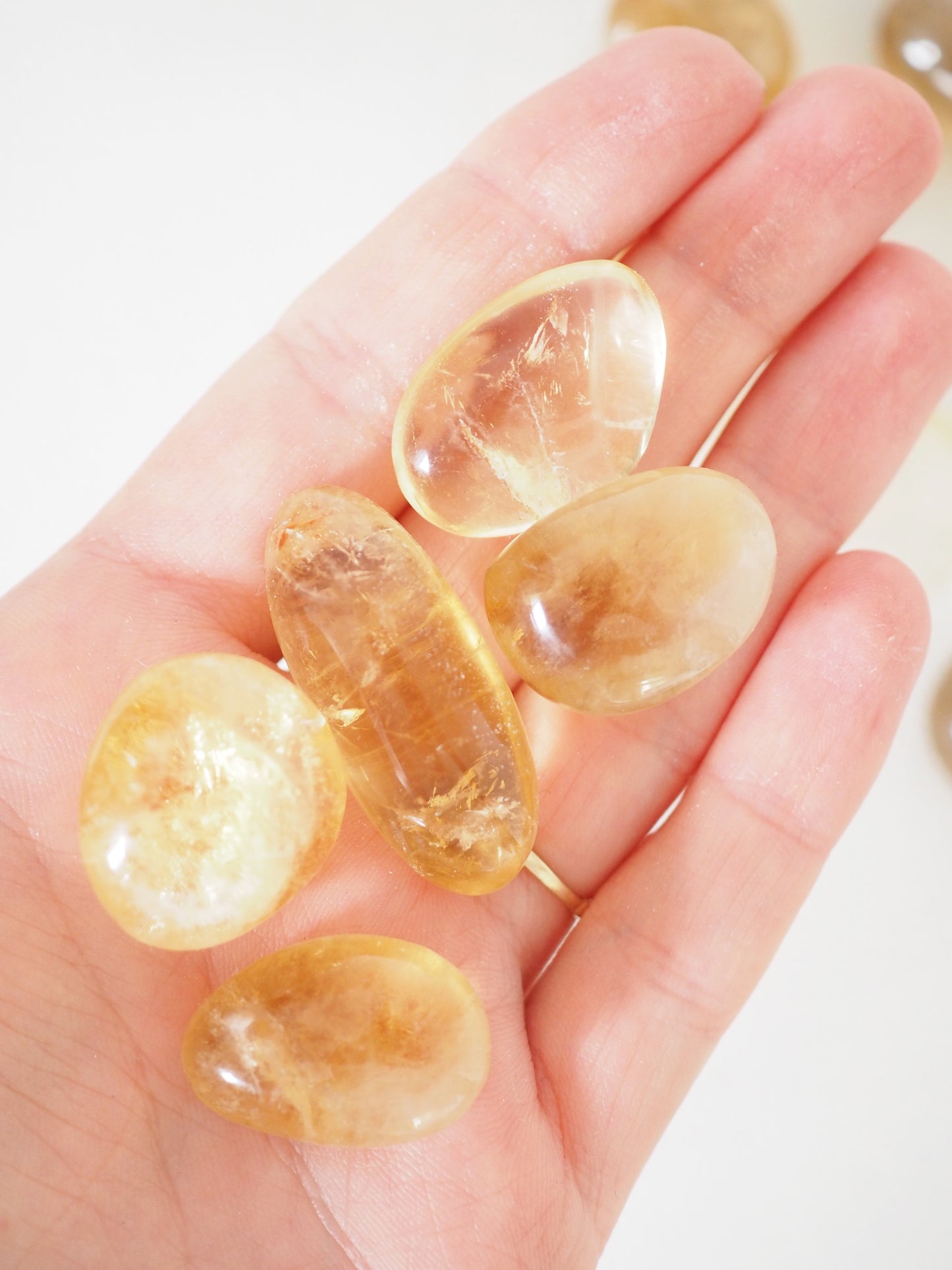 Natürlicher Citrin Trommel Stein . Natural Citrine Tumble ca. 1.5 - 2 cm - aus Madagascar RARE