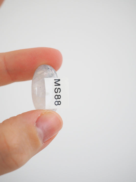 Regenbogen Mondstein X Schwarzer Turmalin Shiva . Trommelstein ca. 2.5 cm - aus Sri Lanka HIGH QUALITY HANDCARVED