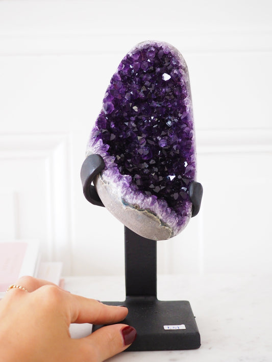 Deep Violetter Amethyst auf Halter Ständer ca. 22 x 9 cm . PARADISE COLLECTION - aus Uruguay HIGH QUALITY