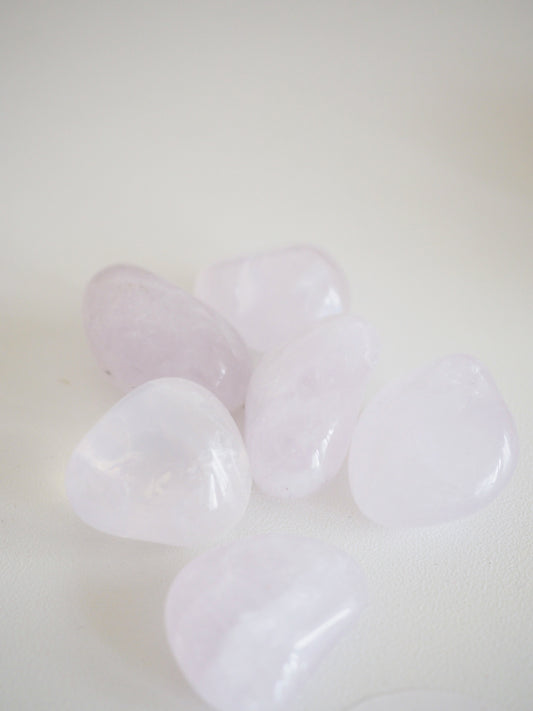 Lavender Moon Quarz Trommel Stein . Rosenquarz Varietät ca. 2 - 3cm - aus Madagascar