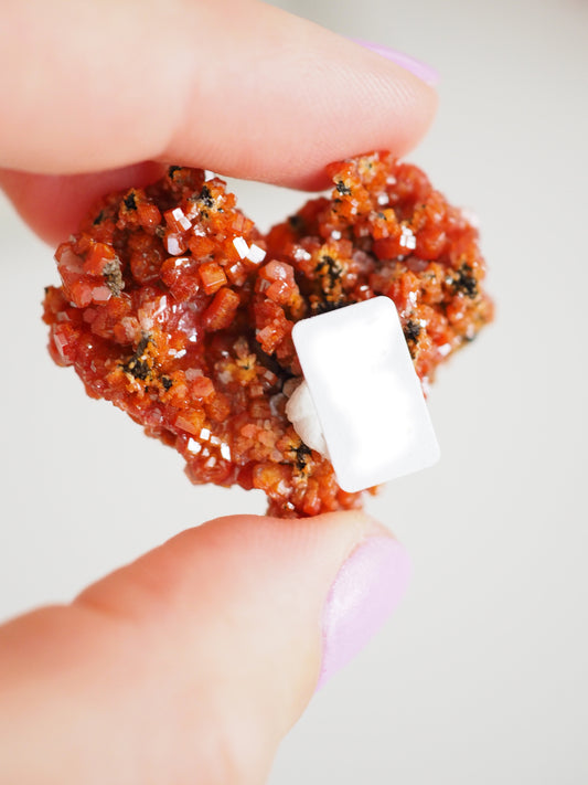 HERZ Natürlich geformt. Sparkly Vanadinit - Aus Mibladen Bergbau Bezirk . Midelt. Marokko