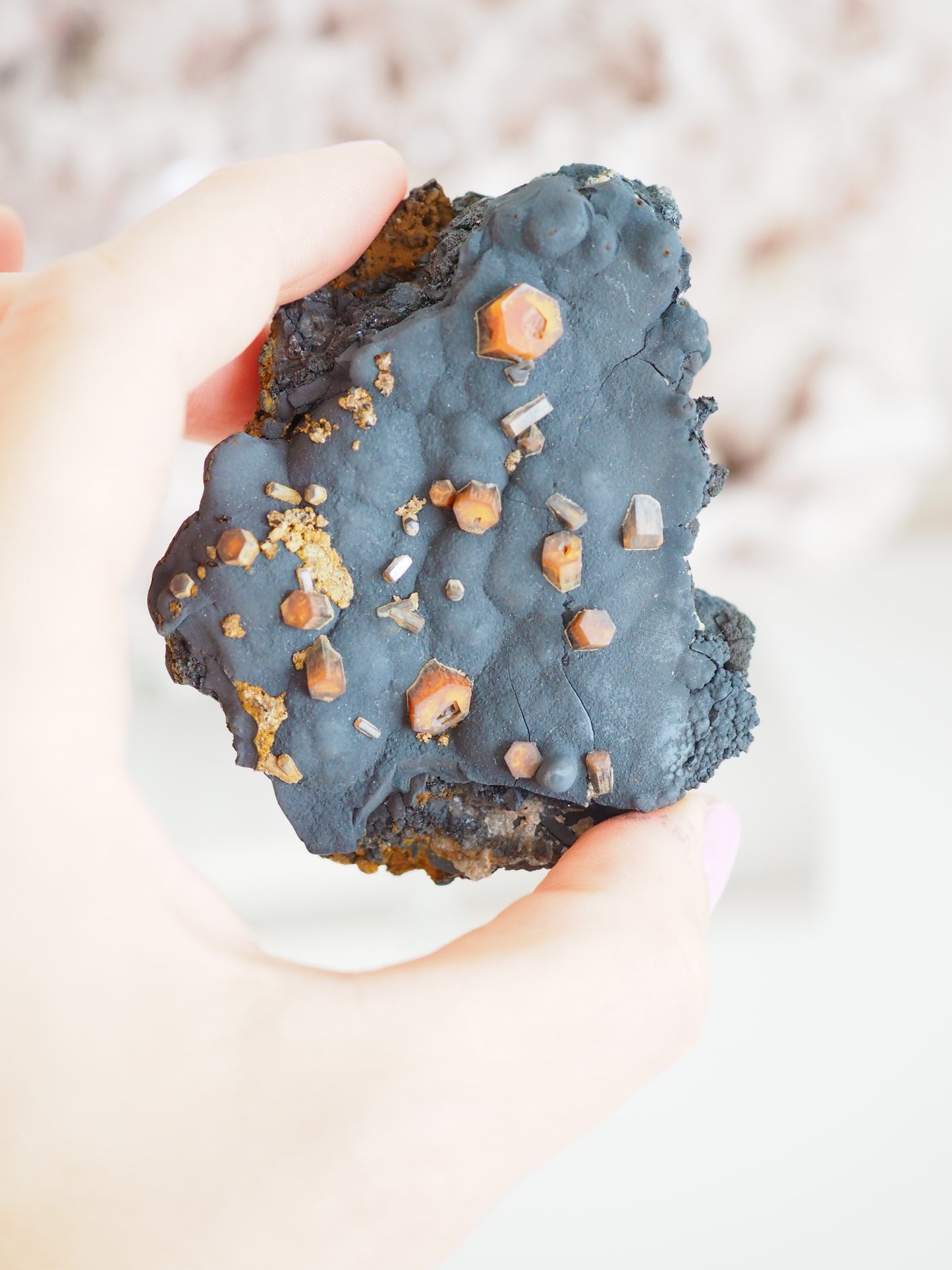 Vanadinit mit Psilomelane . Goethite- aus Mibladen Bergbau Bezirk . Midelt. Marokko