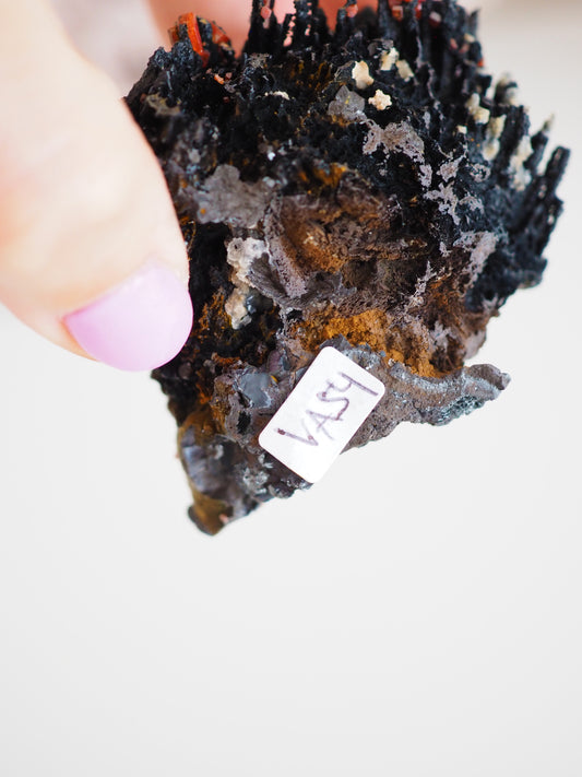 Vanadinit mit Psilomelane . Goethite- aus Mibladen Bergbau Bezirk . Midelt. Marokko