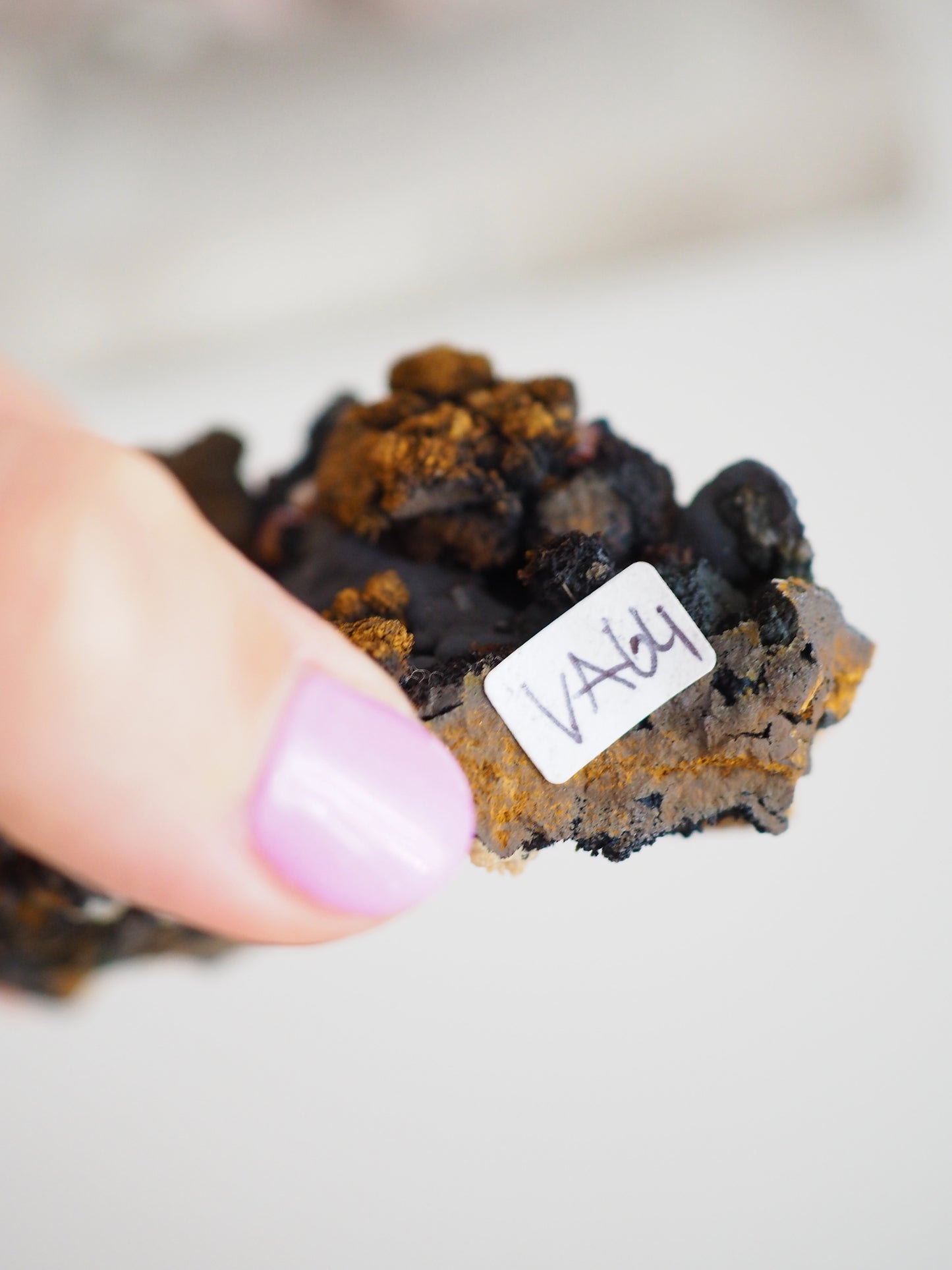 Vanadinit mit Psilomelane . Goethite- aus Mibladen Bergbau Bezirk . Midelt. Marokko