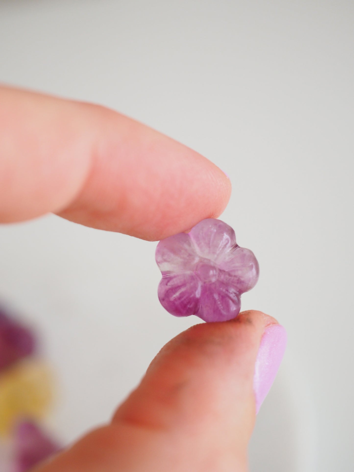 Regenbogen Fluorit Blume Gravur . Mini Carving ca. 1.5 cm Carving - Aus China