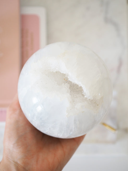 XL DRUZY Weiße Quarz Kugel mit Achat Herz ca. 10cm 1.17kg . PARADISE COLLECTION - aus Brasilien HIGH QUALITY