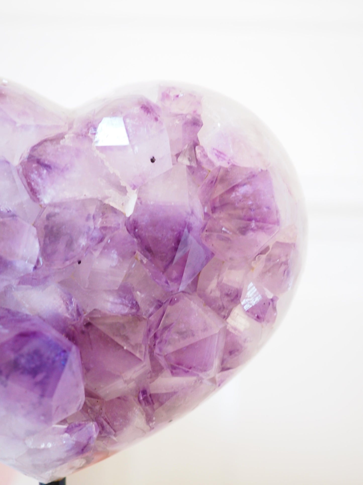 Amethyst Herz Cluster auf Ständer ca 900g . PARADISE COLLECTION aus Brasilien Handpoliert