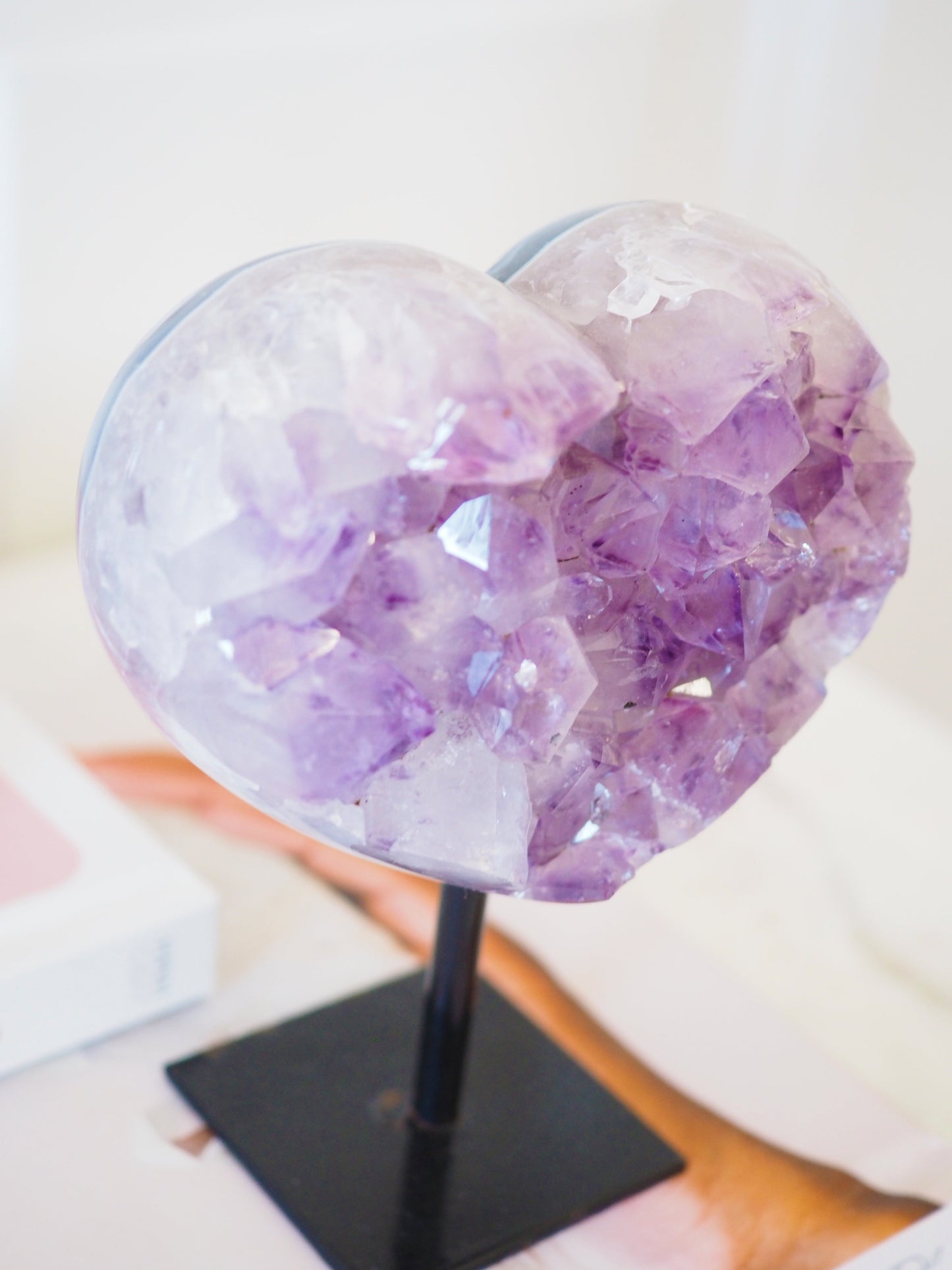 Amethyst Herz Cluster auf Ständer ca 600g . PARADISE COLLECTION - aus Brasilien Handpoliert