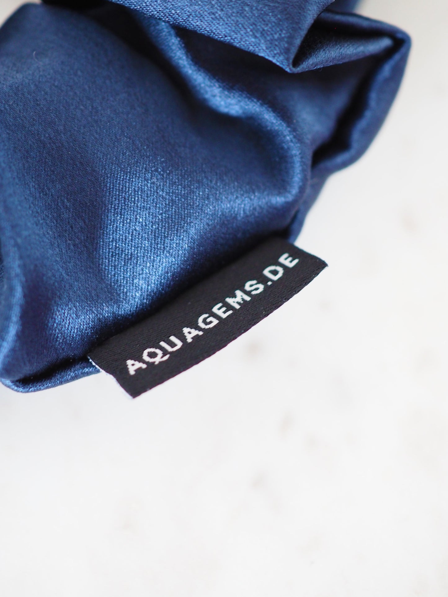 CRYSTAL SCRUNCHIE 100% Maulbeerseiden Haargummi mit Kristall Tasche & Schwarzem Turmalin - DARK NAVY . Marine Blau