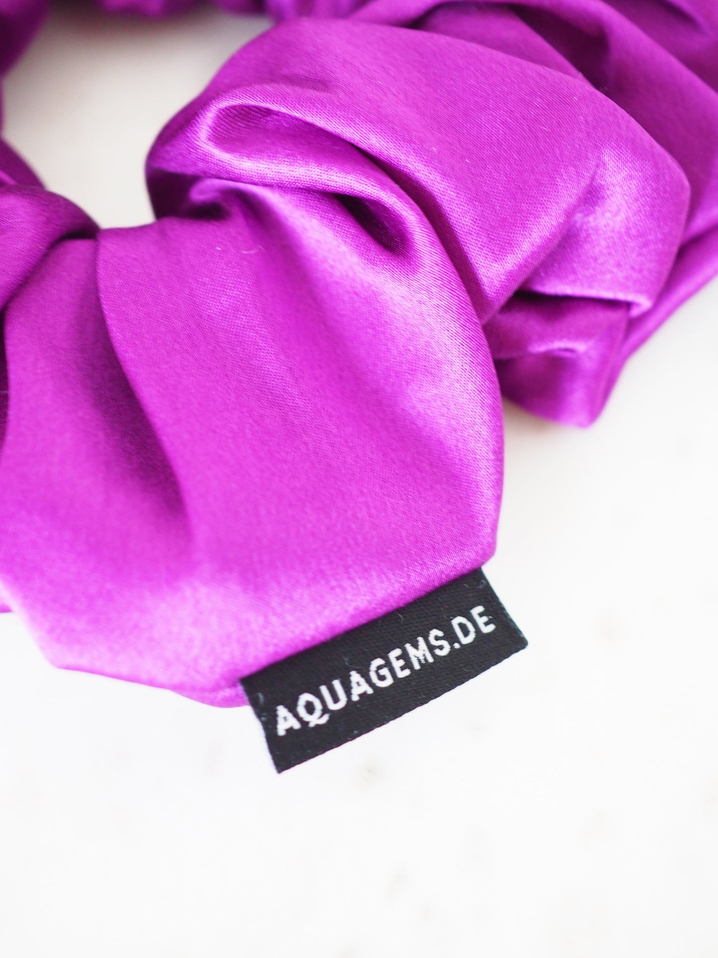 CRYSTAL SCRUNCHIE 100% Maulbeerseiden Haargummi mit Kristall Tasche & Schwarzem Turmalin - VIOLETT LUXE . Dunkel Lila