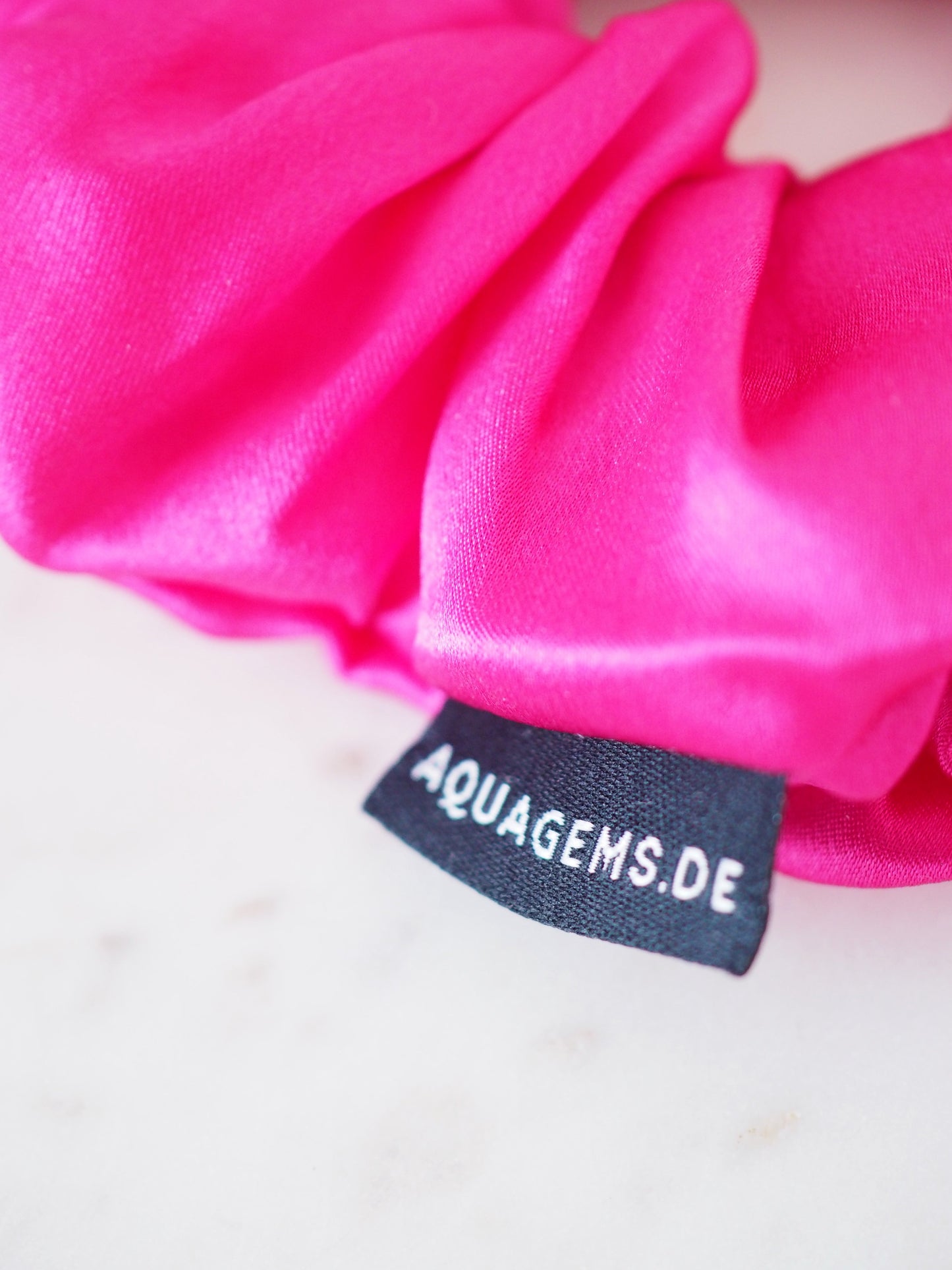 CRYSTAL SCRUNCHIE 100% Maulbeerseiden Haargummi mit Kristall Tasche & Schwarzem Turmalin - HOT PINK