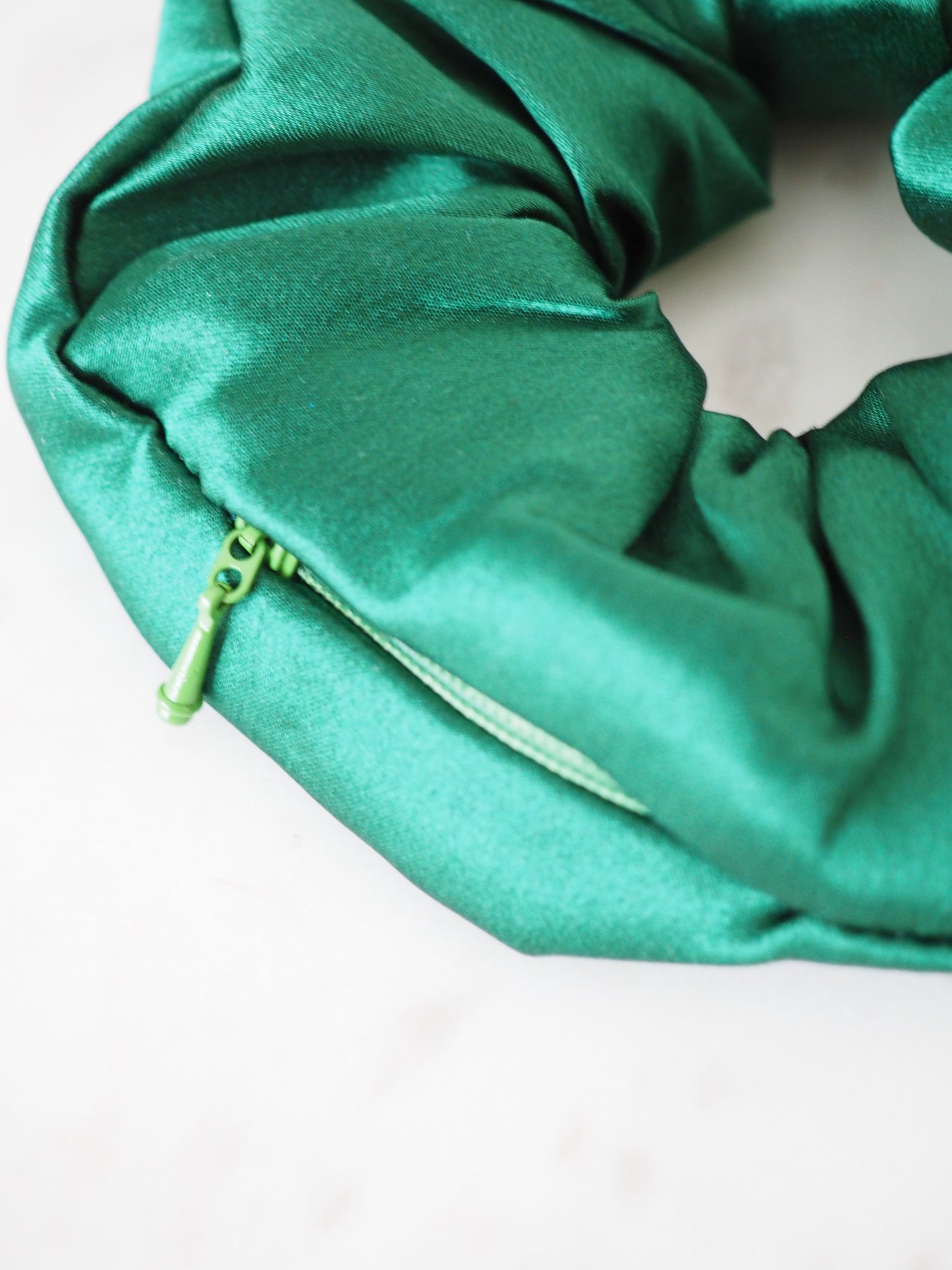 CRYSTAL SCRUNCHIE 100% Maulbeerseiden Haargummi mit Kristall Tasche & Schwarzem Turmalin - SMARAGD GRÜN