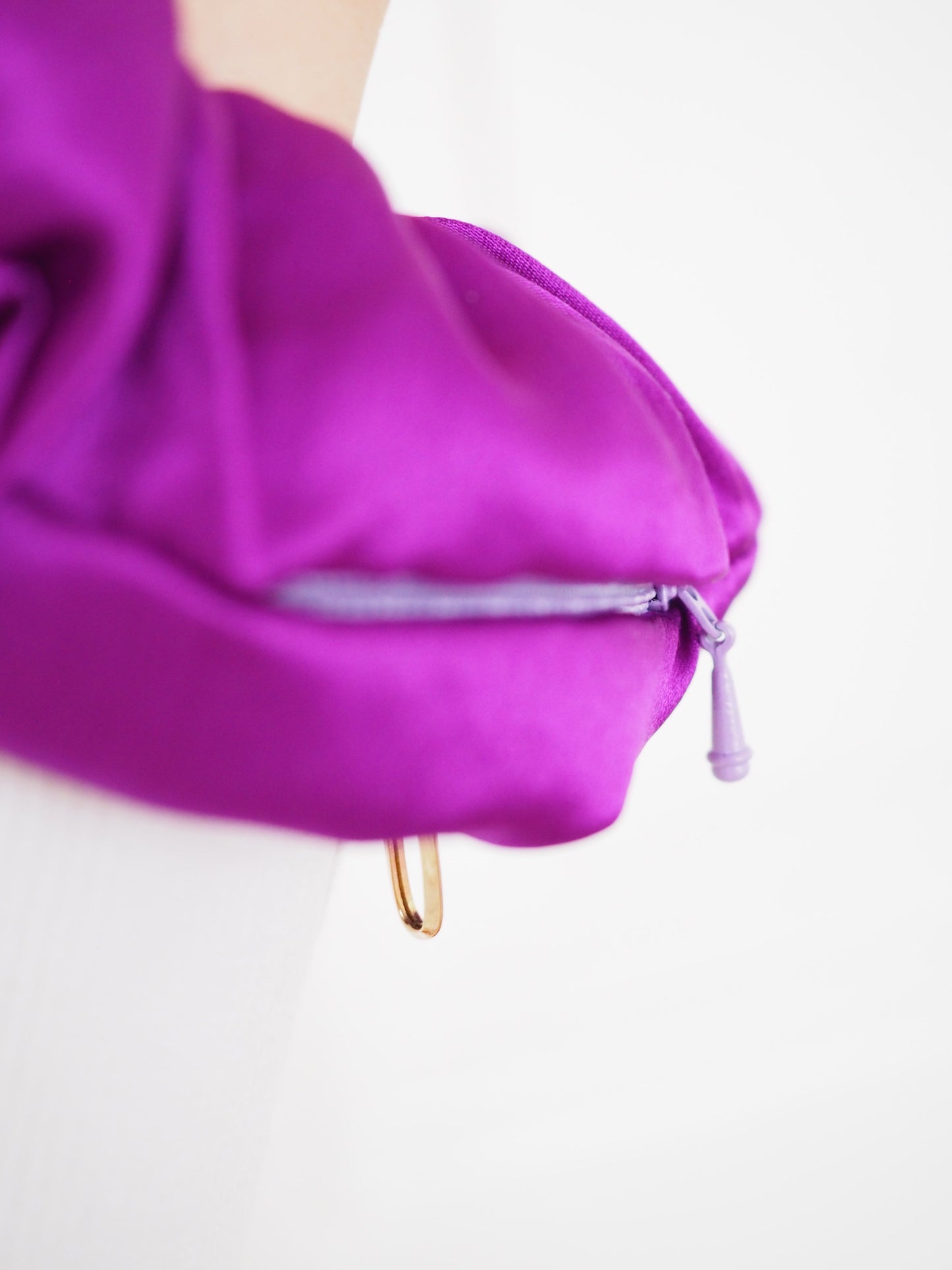 CRYSTAL SCRUNCHIE 100% Maulbeerseiden Haargummi mit Kristall Tasche & Schwarzem Turmalin - VIOLETT LUXE . Dunkel Lila