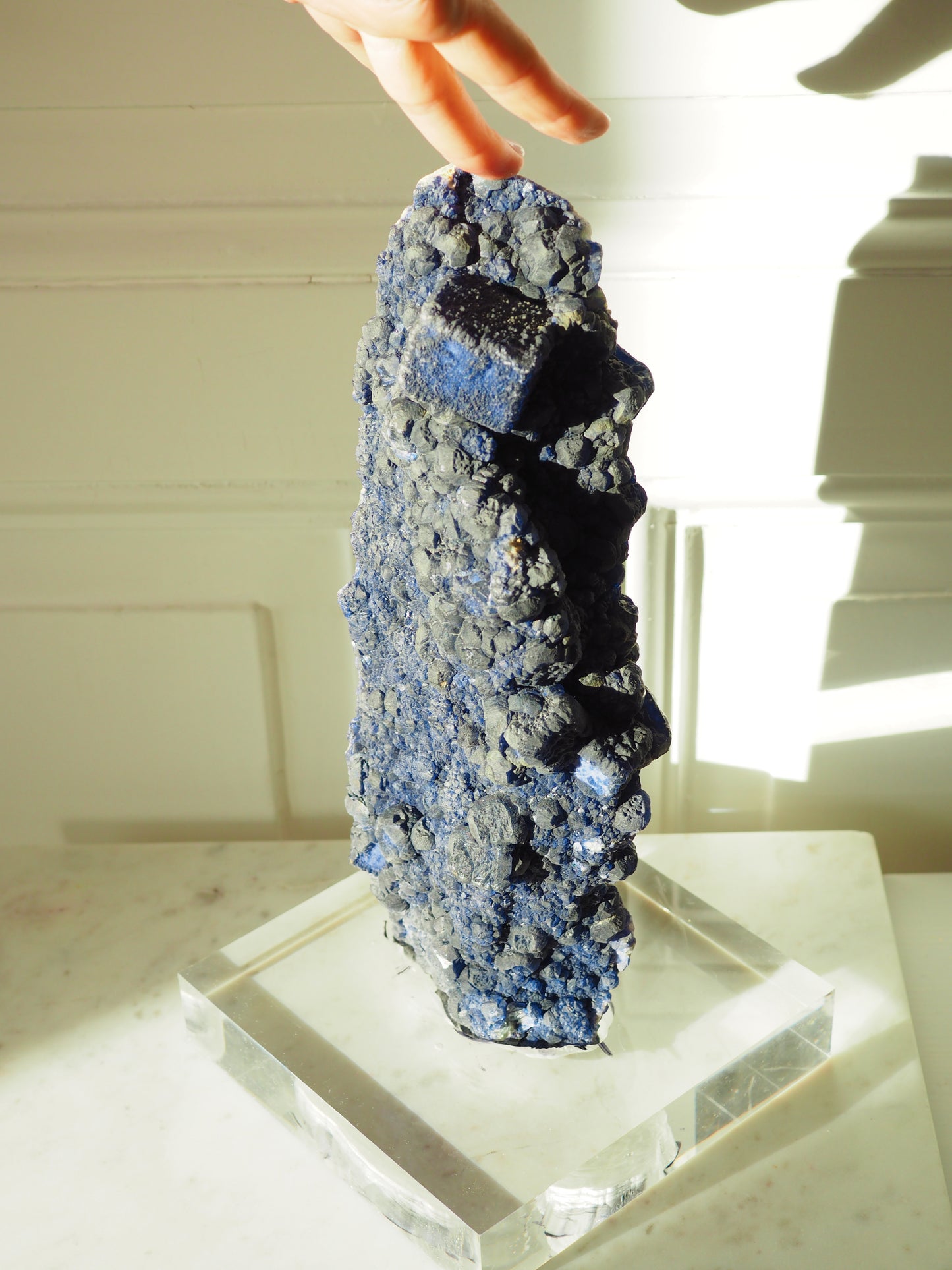Blueberry Fluorite mit Halter . Ständer ca. 30 x 9 cm . PARADISE COLLECTION - Huanggang RARE Mine. Innere Mongolei China