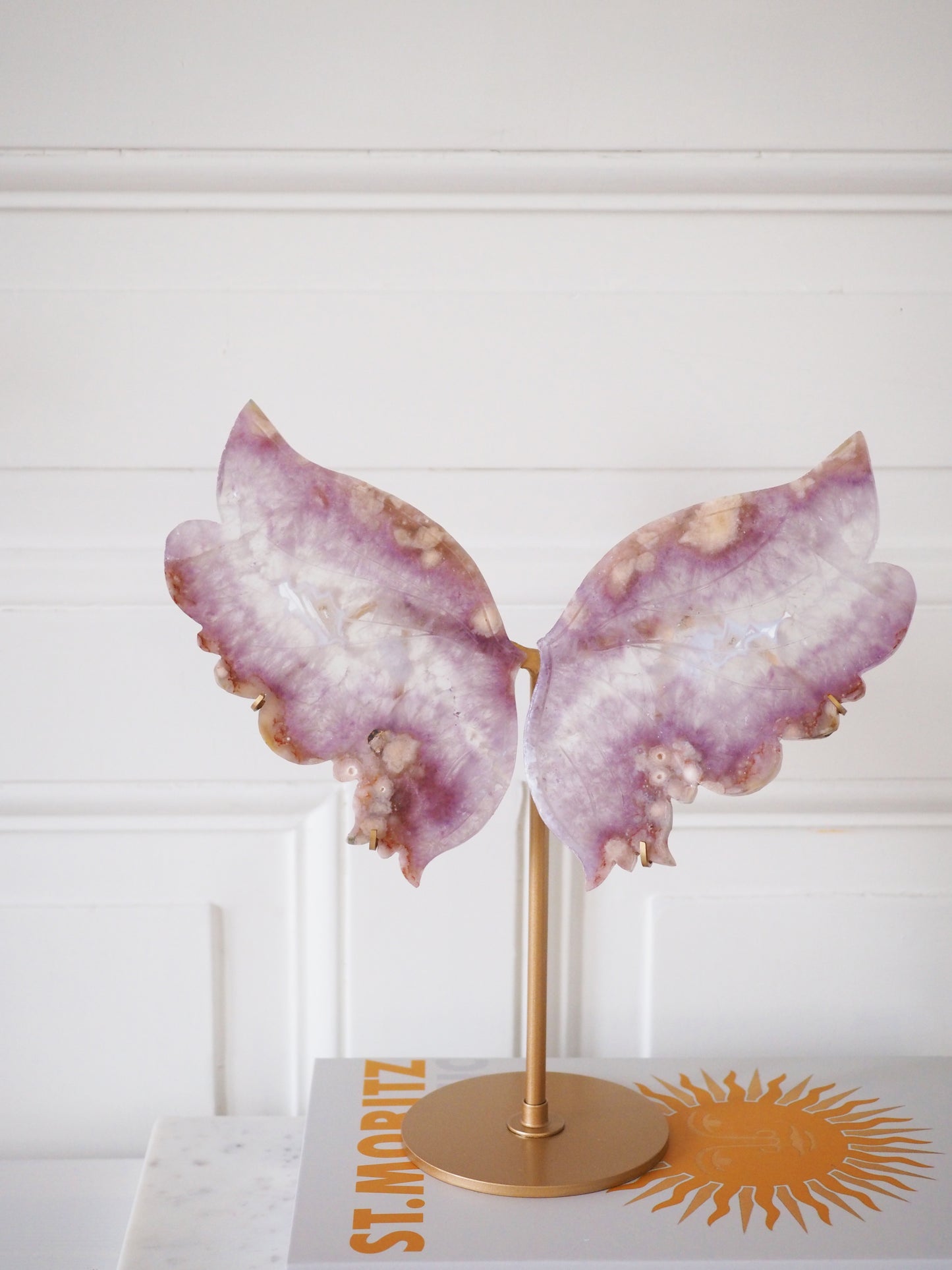 XXL Sakura Blumenachat mit Quarz Schmetterling Flügel auf Halter ca. 28cm