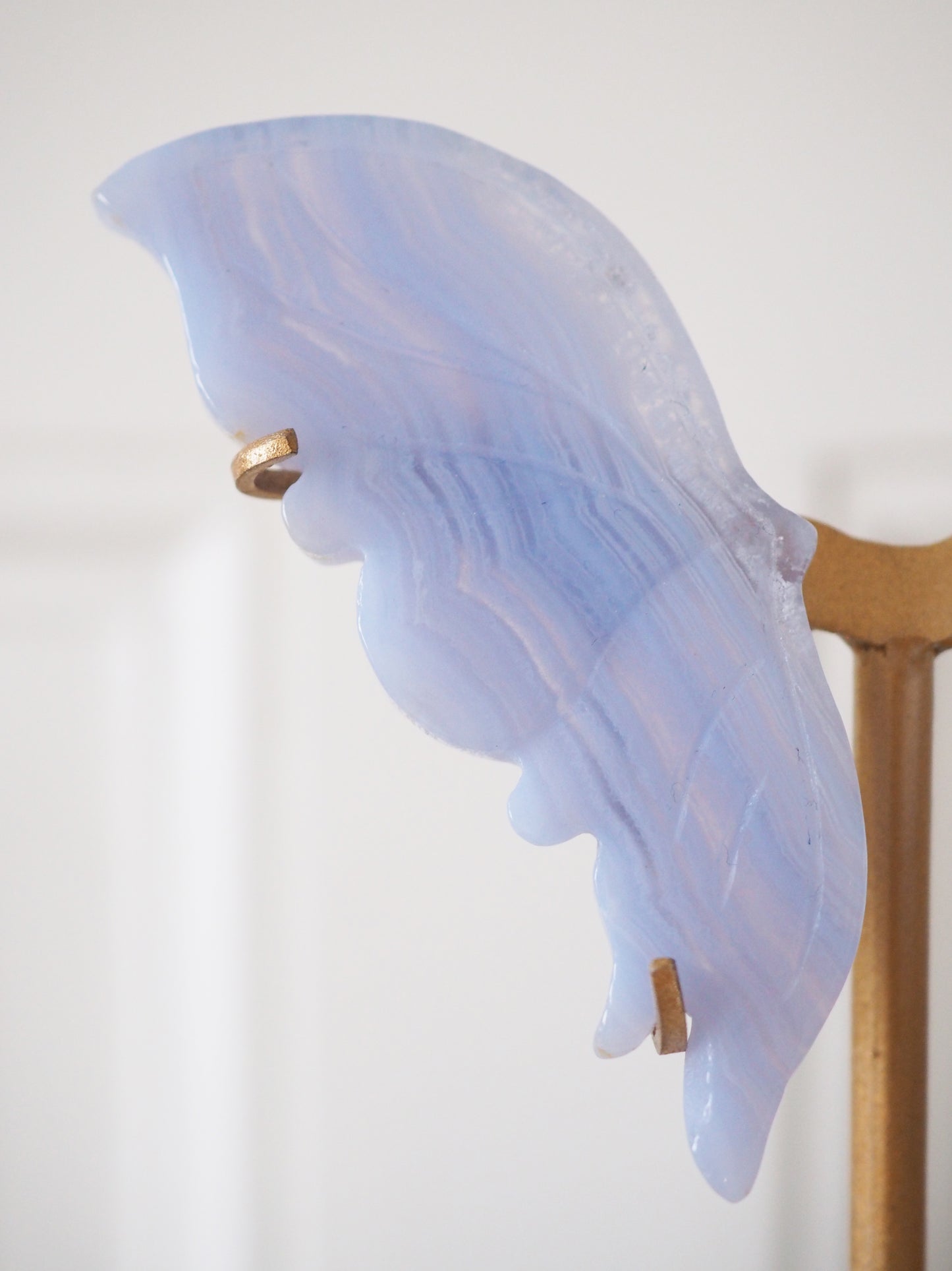 Bluer Spitzen Achat (Blue Lace Agate) Schmetterling Flügel auf Halter ca. 13-15cm- aus Namibia