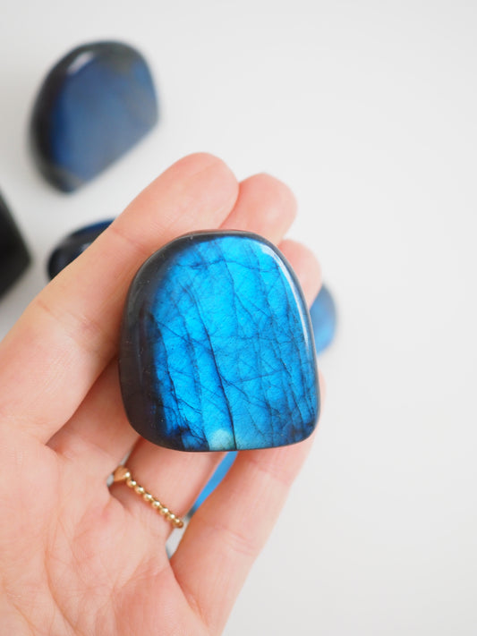 Blaue Mini Labradorit Freiform . Labradorite Freeform Blue Flash ca. 5 cm - aus Madagascar HIGH QUALITY