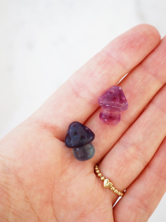 Regenbogen Fluorit Pilz Gravur . Mini Carving ca. 1.5 cm - aus China