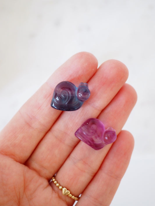 Regenbogen Fluorit Schnecke Gravur . Mini Carving ca. 1.5 cm - aus China