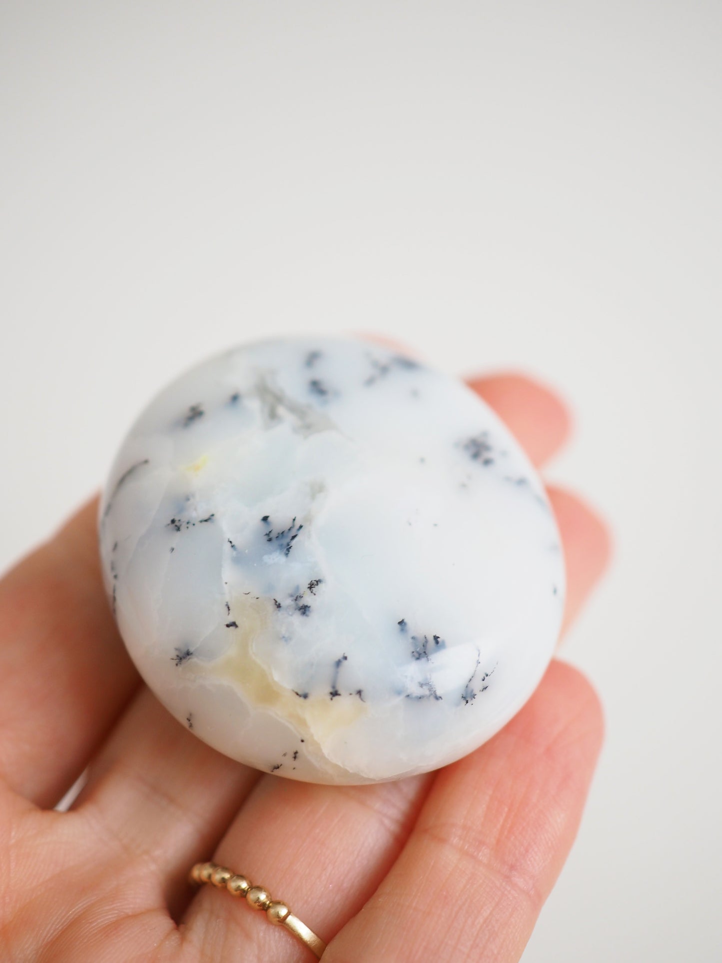 Denditric Opal Weiss - aus Madagascar Hand Polished