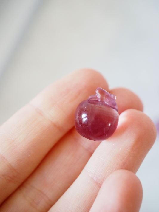 Regenbogen Fluorit Apfel Gravur . Mini Carving ca. 1.5 cm - aus China