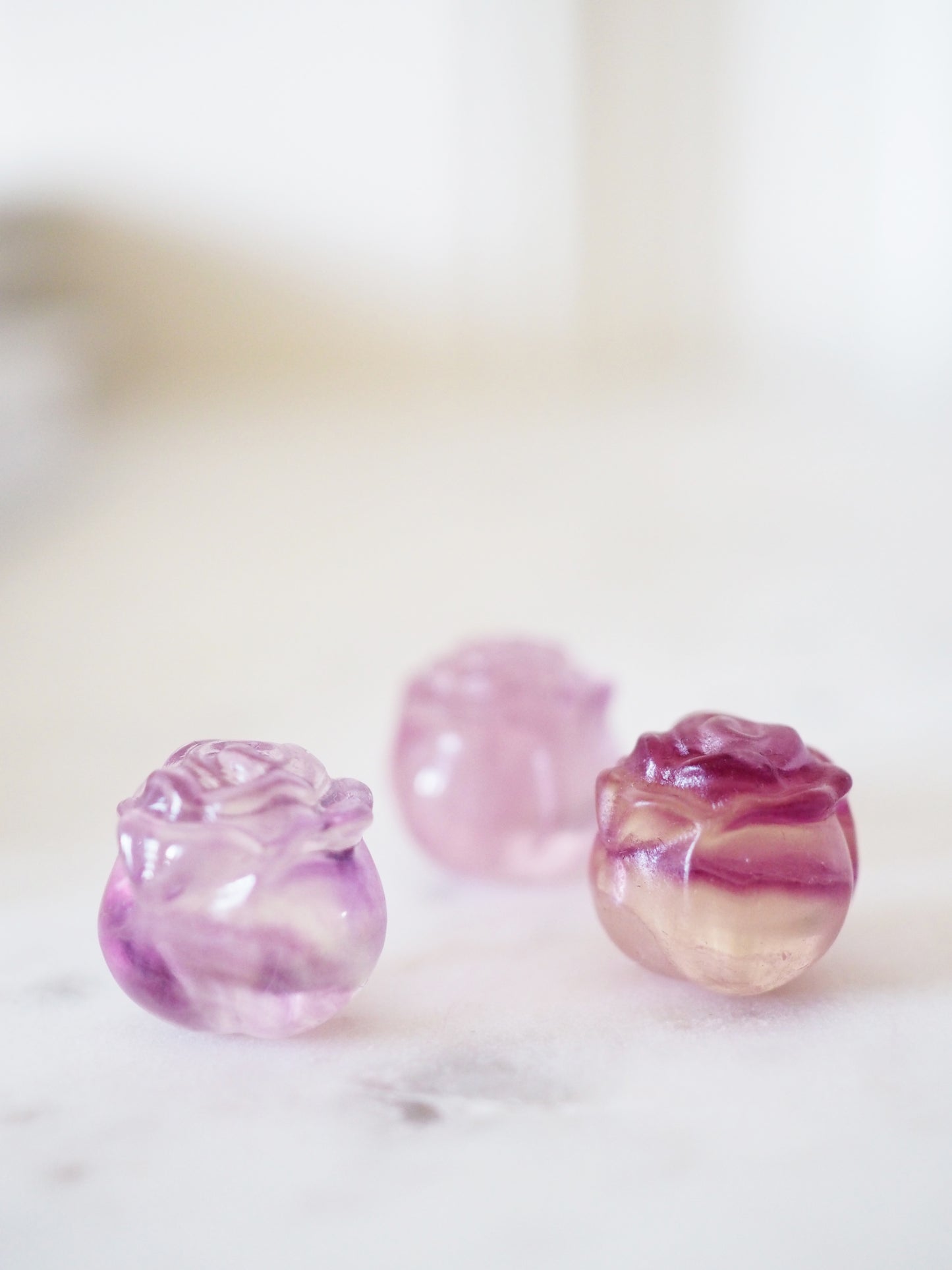 Regenbogen Fluorit Rose Gravur . Mini Carving ca. 1.5 cm - aus China