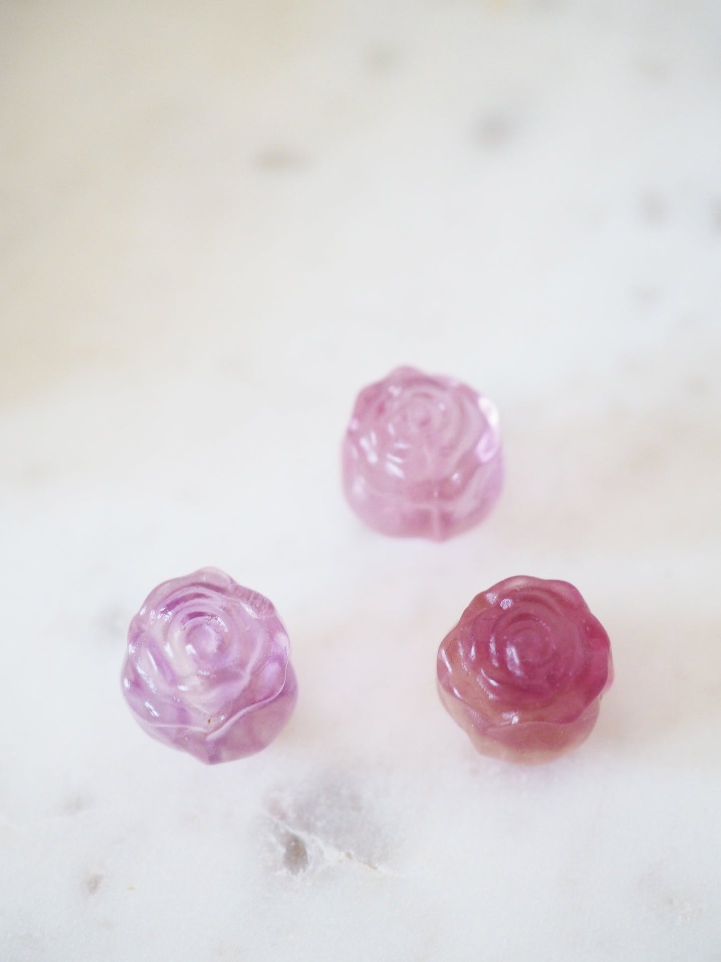 Regenbogen Fluorit Rose Gravur . Mini Carving ca. 1.5 cm - aus China