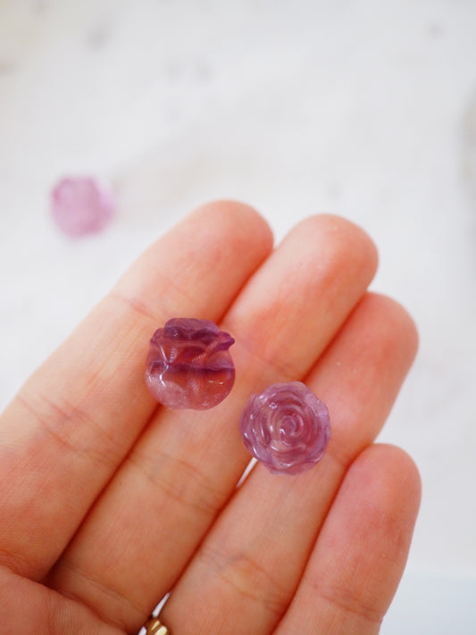 Regenbogen Fluorit Rose Gravur . Mini Carving ca. 1.5 cm - aus China