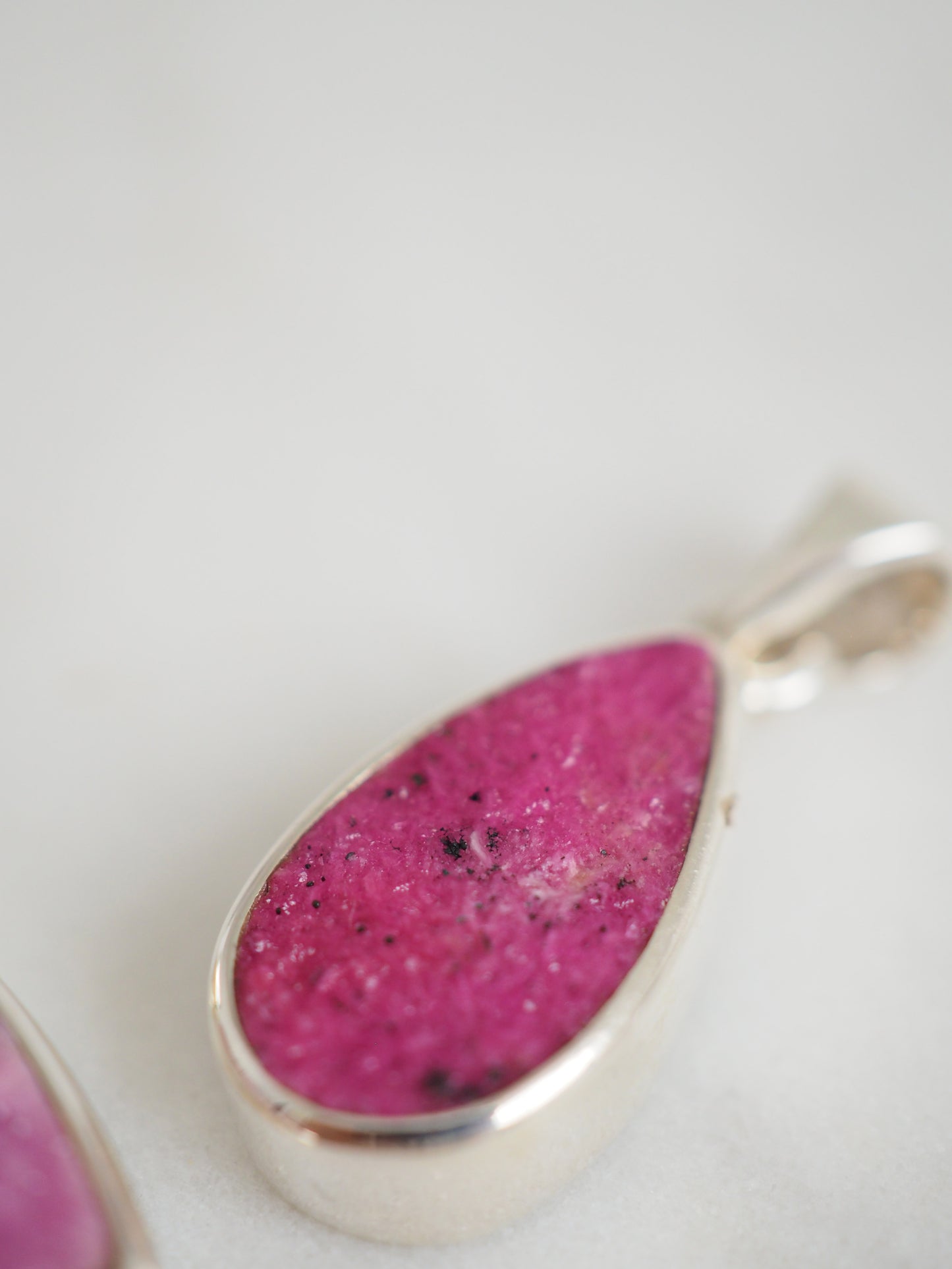 Pink Cobalto Calcite - Kobalt Calcit Drop . Dreieck Anhänger 925 Sterlingsilber