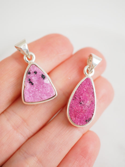Pink Cobalto Calcite - Kobalt Calcit Drop . Dreieck Anhänger 925 Sterlingsilber