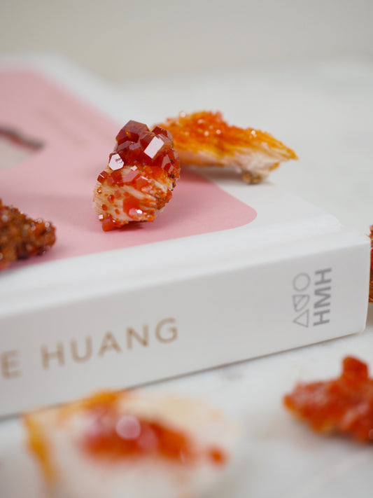 Sparkly Vanadinit teilw. auf Baryt ca. 1.5-2.5cm - Aus Mibladen Bergbau Bezirk . Midelt. Marokko