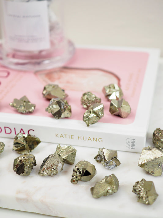 Octahedron Pyrit. Triangoli Pyrite Cluster ca. 1.5-2cm - aus Peru RARE MINE CLOSED