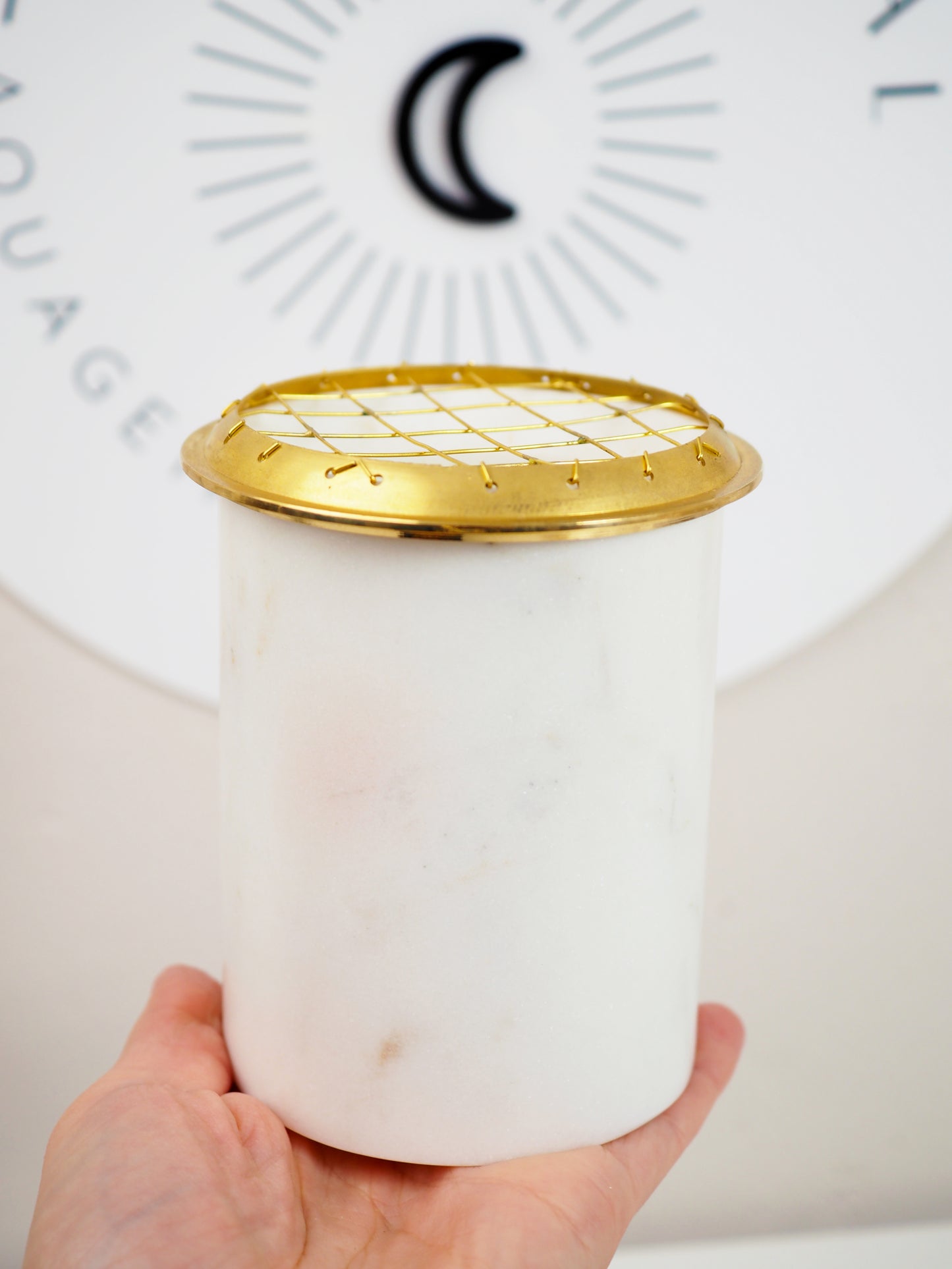Weißer Marmor Räucher Gefäß 10 cm mit goldfarbenem Messingnetz