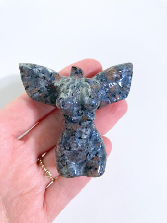 Flammender Stein Goddes Body with Wings 6cm - Details Hand Carved UV REAKTIV