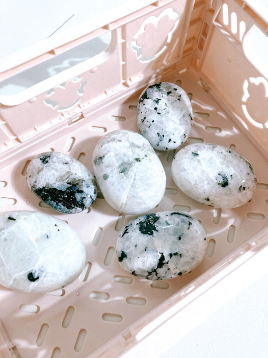 Regenbogen Mondstein / Weißer Labradorit mit Turmalin Palmstone Seifenstein xx cm -aus Indien