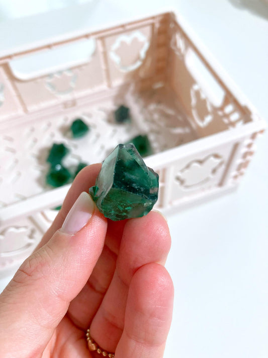 MAGISCHER Farbverändernder Hidden Forrest pocket Fluorit Twin - Diana Maria Mine Fluorit Doppelquader . Colorchanging Fluorite ca. 2 cm - aus Frosterley, Weardale, England High Quality