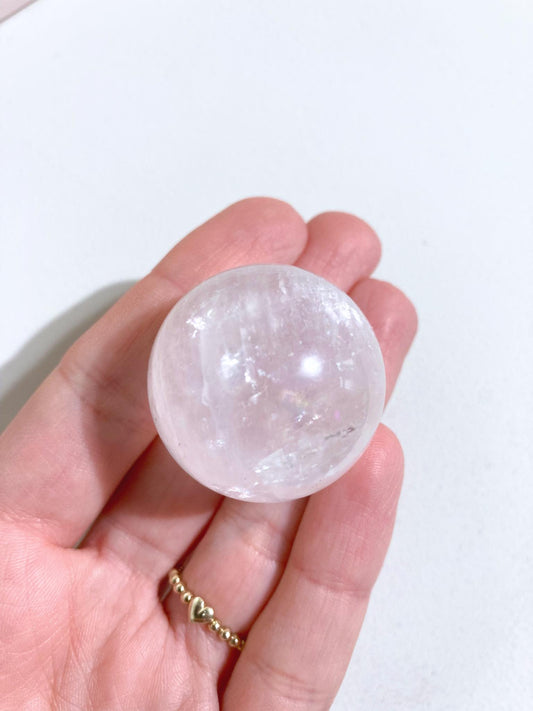 Weisse Calcit Mini Kugel mit Regenbögen / White Calcite mini Sphere with Rainbows 3-4 cm - aus Mexiko High Quality