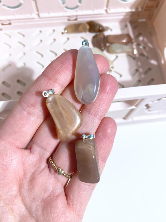 Mondstein Trommelstein Anhänger . Moonstone Tumble Pendant ca 3cm - High Quality