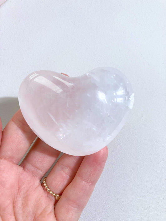 Weisses Calcit Herz mit Regenbögen / White Calcite Heart with Rainbows ca. 4-5 cm - aus Mexiko High Quality