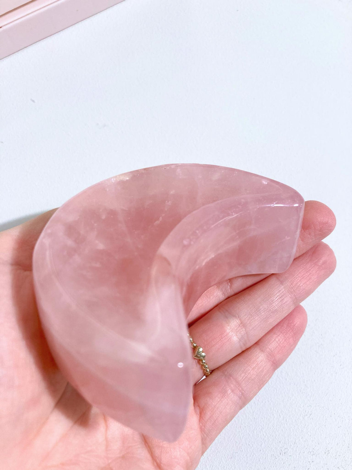 Rosenquarz Halb Mond Edelstein. Kristall Schale Schmuckschale Bowl MINI 9 cm- Handcarved - aus Madagascar