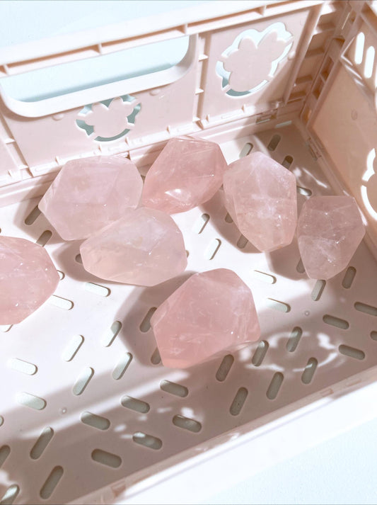 Rosenquarz Freiform . Rosequartz Freeform - aus Brasilien Hand Carved